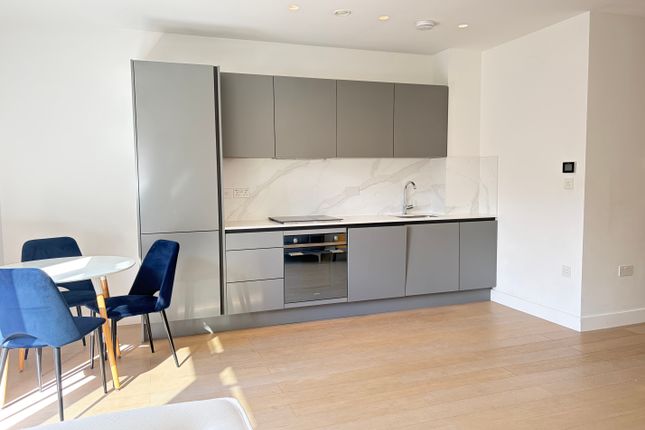 Studio flat on Very Near Gilette Corner Renault Car Dealer, Brentford, £1,465/mo