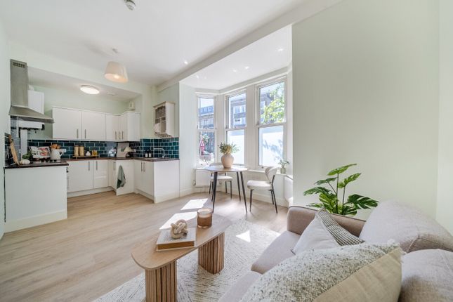 Flat 3, 100, Nightingale Lane, London photo 4
