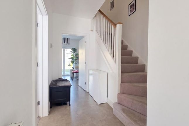 59, Stirling Close, Crowthorne photo 2