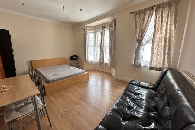 Terraced house to rent in Washington Road, London