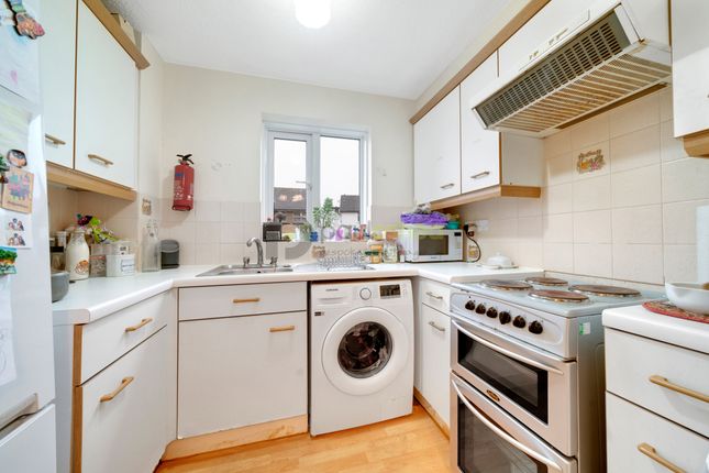 21 Muggeridge Close, South Croydon photo 3