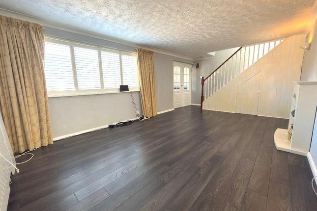 3, Dale Close, Toddington photo 3