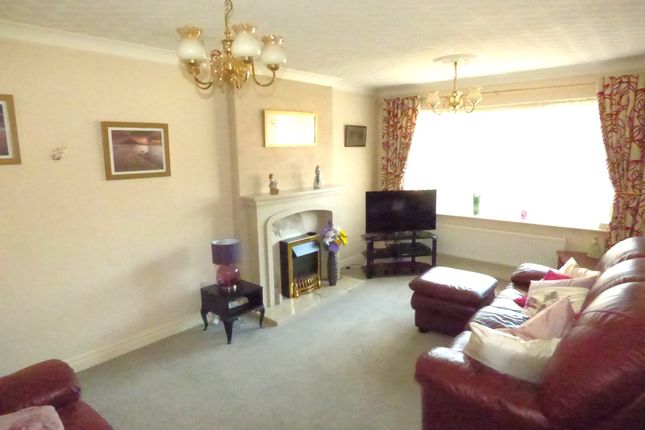 8, Hare Farm Avenue, Leeds photo 3