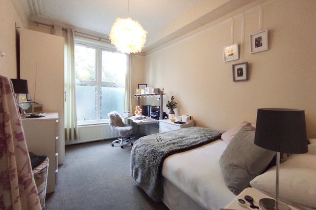 Bright, Tidy Bedroom With A Comfortable Single Bed...