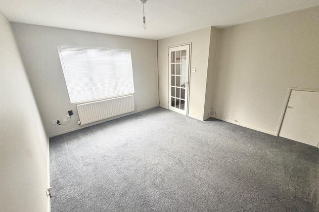 26, Tamworth Drive, Swindon photo 3
