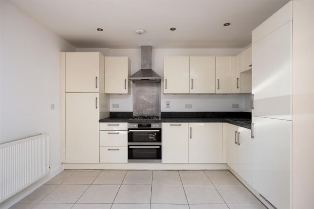 46, Otter Way, West Drayton photo 2