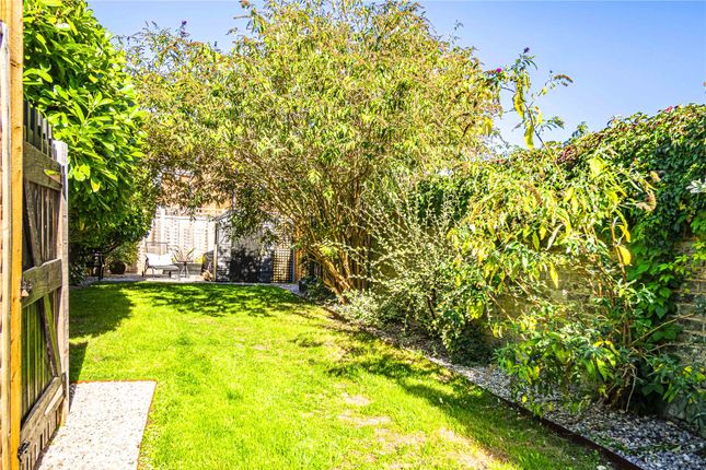 24, Summerleys, Dunstable photo 3