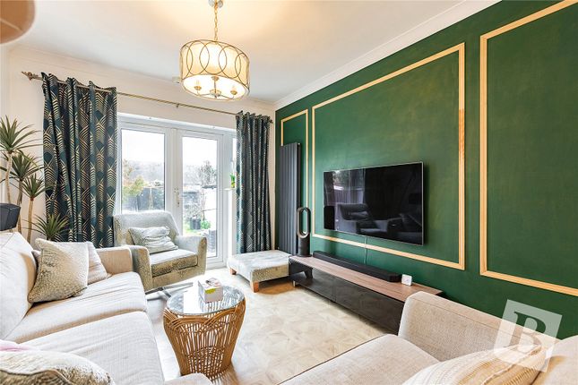 42, Court Avenue, Romford photo 4