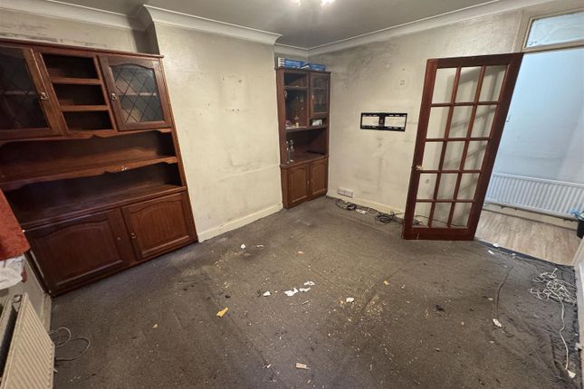 215, Beverley Drive, Edgware photo 2