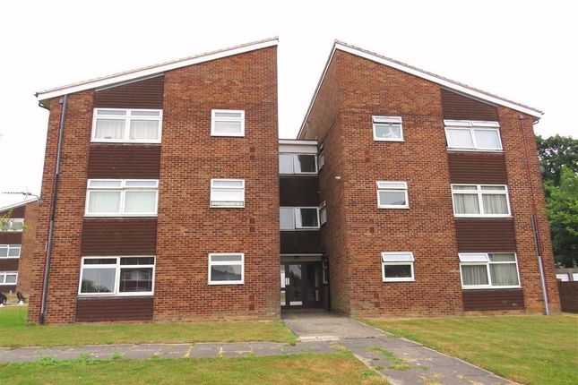 Flat to rent in Hillmead, Crawley