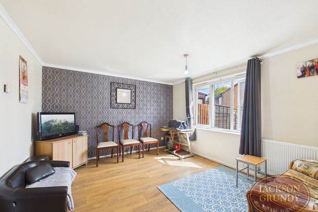 5, Lark Rise, Northampton photo 4