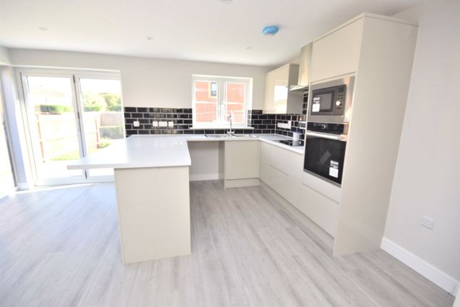 Bungalow to rent in North Street, Oldland Common, Bristol, Gloucestershire