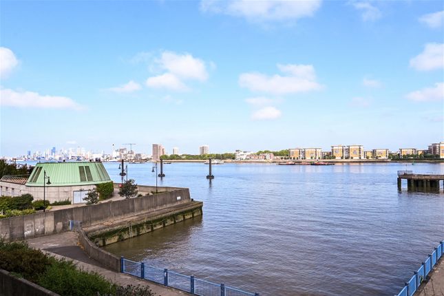 Flat to rent in 2-Bed Riverside Apartment With Balcony, Erebus Drive, London