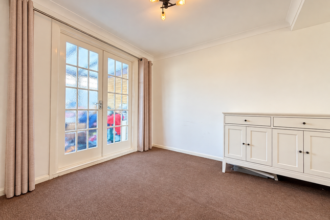 27, Winchester Way, Gillingham photo 4