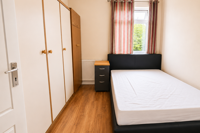 64 , Inglehurst Gardens, Ilford photo 2