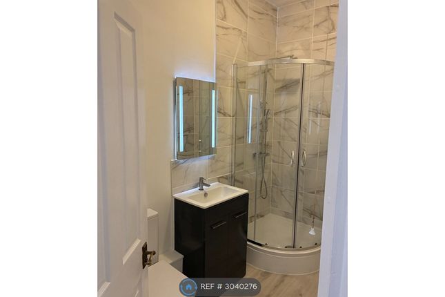 Flat, Blythe Road, Hammersmith photo 3