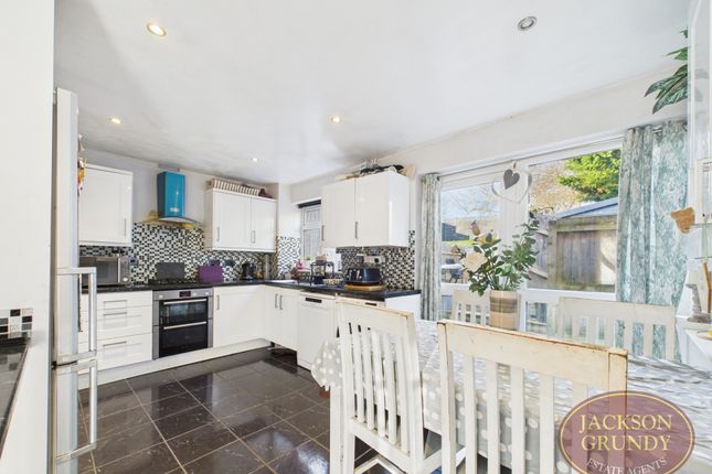 11, Meadow Rise, Towcester photo 5