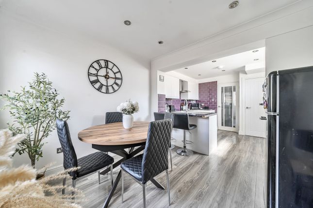 14, Goswell End Road, Harlington photo 3