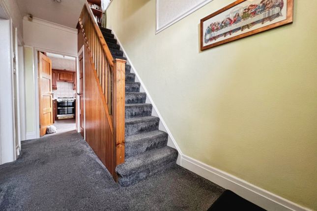 7, Blakehill Avenue, Bradford photo 2