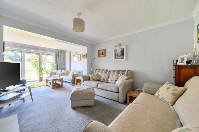 8 Longland Avenue, Pulborough photo 2