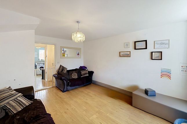 5d Heol Stradling, Bridgend photo 4