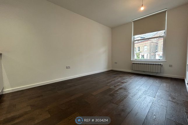 Flat   Princess Crescent, London photo 4