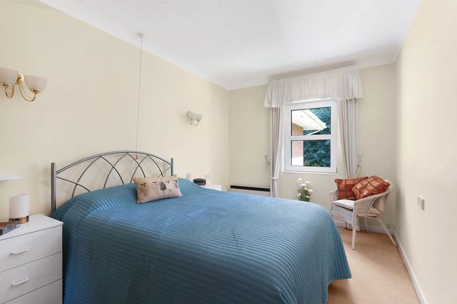 Flat 36, Churchfield Court,, Roebuck Close, Reigate photo 4