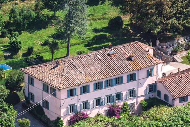 Villa for sale in Near Lucca, Tuscany, Italy
