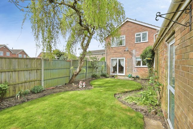 8, Woodyard Close, Norwich photo 3