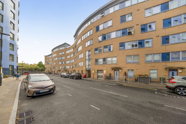 Flat 12, 34 Queensland Road, London photo 4