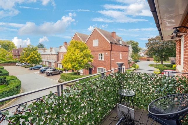 3 Windsor Court,, Portland Crescent, Buckinghamshire photo 3