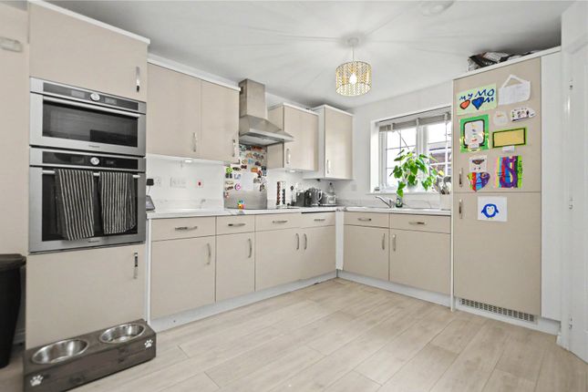 10, Victoria Close, Leeds photo 4