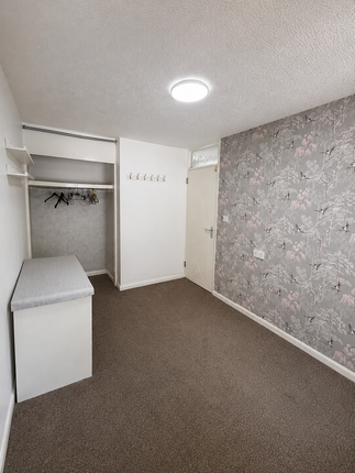 14 Ashley Court, Woking photo 4