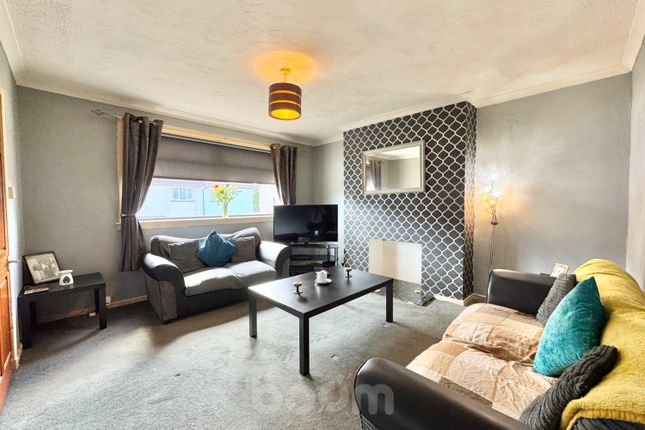 6, Reid Avenue, Dalry photo 2