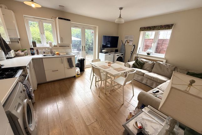 Room 3, 46 Courtenay Street, Cheltenham photo 2