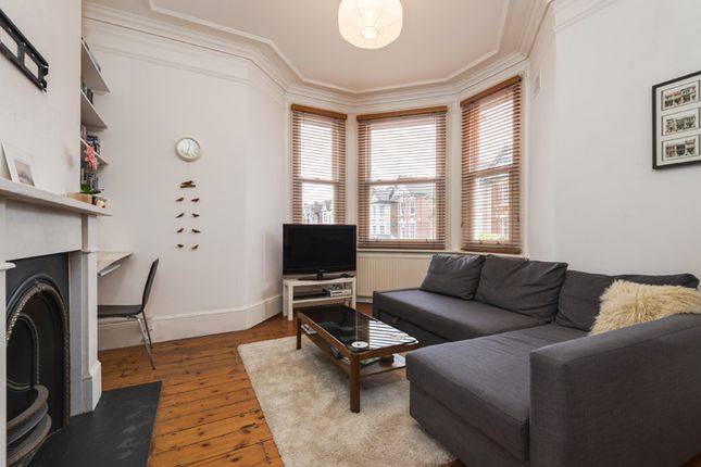 Flat to rent in Melrose Avenue, Willesden Green