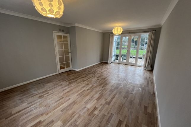 3, Blakewood Close, Feltham photo 2