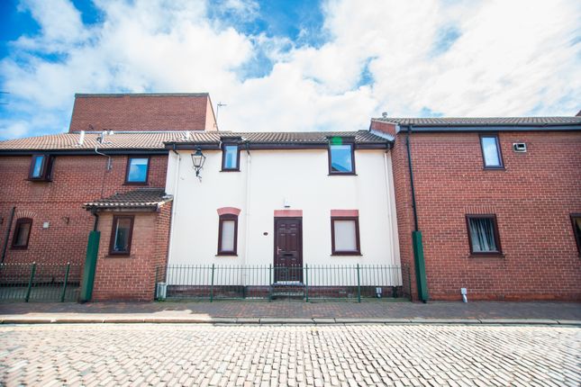 Terraced house to rent in Dagger Lane, Hull