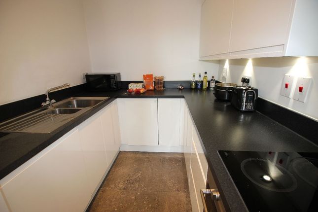 4 West House, Yateley photo 3