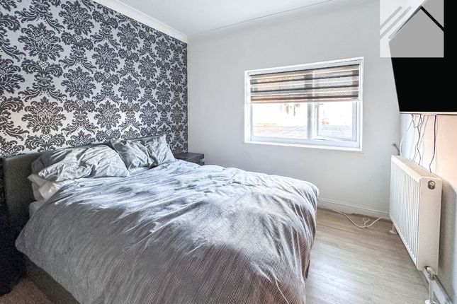 Flat 2, The Delawares, Canvey Island photo 4