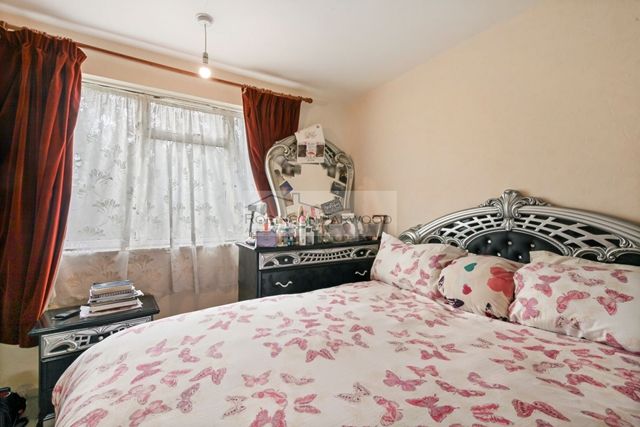 Flat for sale in Sycamore Avenue, Hayes