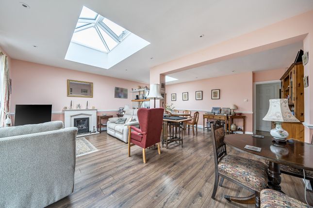 67, Lois Drive, Shepperton photo 3