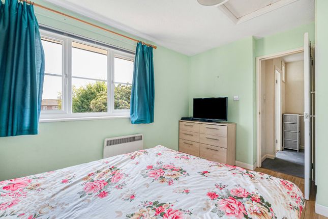 12, Windermere Close, Surrey photo 4