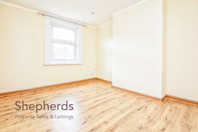 Flat to rent in High Street, Cheshunt, Waltham Cross