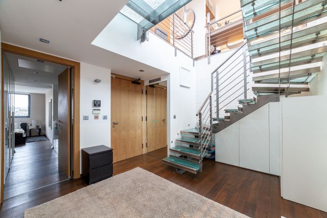 Duplex to rent in Douglas Street, London