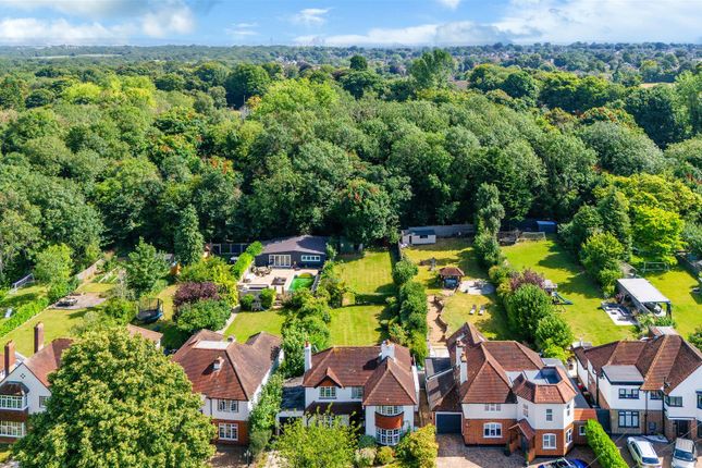 Thumbnail Detached house for sale in Green Curve, Banstead