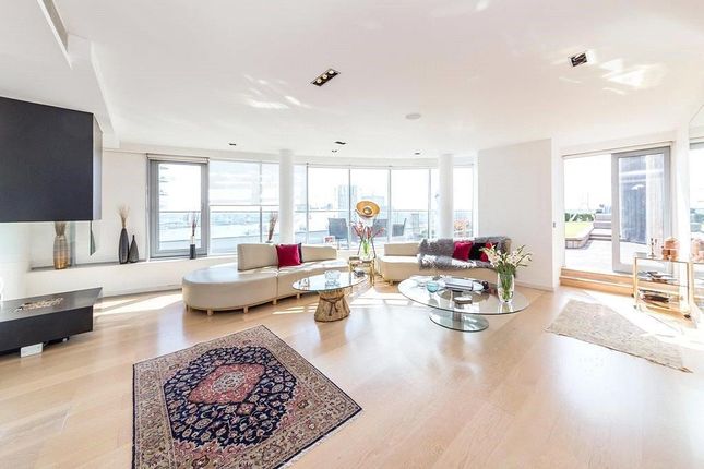 Thumbnail Flat for sale in New Providence Wharf, 1 Fairmont Avenue, London