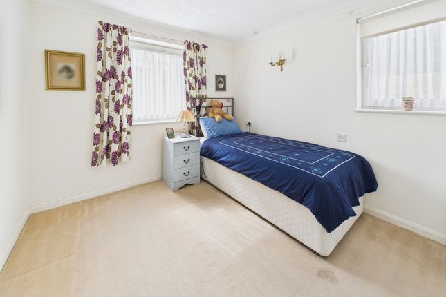 6 Weston Court, Farnham Close, London photo 5