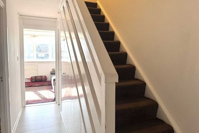 9, Sandy Drive, Feltham photo 2