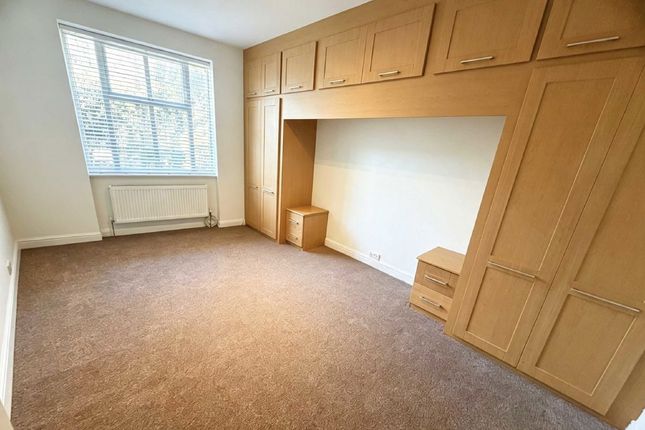 Flat 27, Clive Lodge, Shirehall Lane, London photo 4